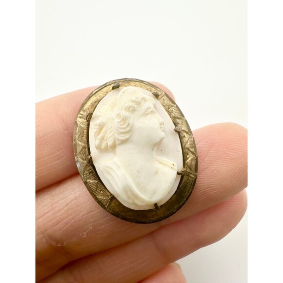 Vintage carved cameo brooch pin - Picture 2 of 4